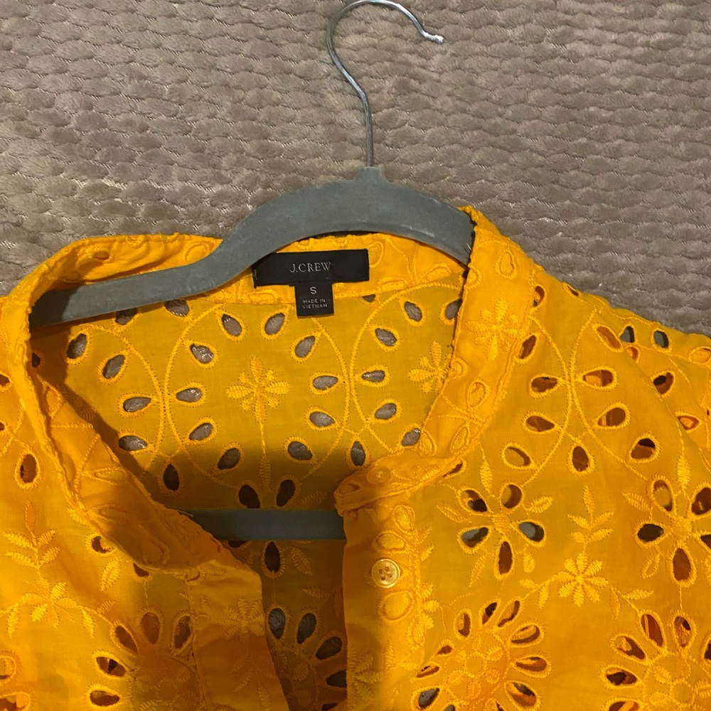 🥳🥳🎉HOST PICK!!!🥳Eyelet Puff-sleeve popover top with removable cami inside!! - Picture 4 of 11